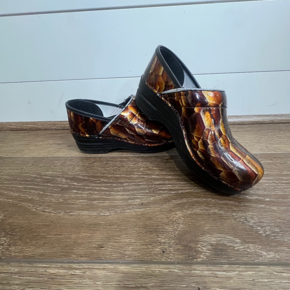 Dansko Patent Professional Tiger Eye Clogs Size 37 (6.5-7)